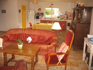 la pi�ce de vie du gites-bretagne, aux proportions confortables (50m2) permet aux familles et � une personne � mobilit� r�duite d'�tre � l'aise dans un d�cor soign� avec meubles bretons.